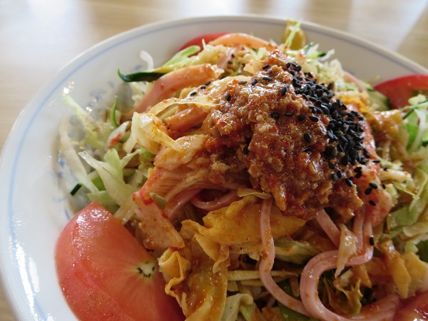 味香園の冷し中華の近影画像。