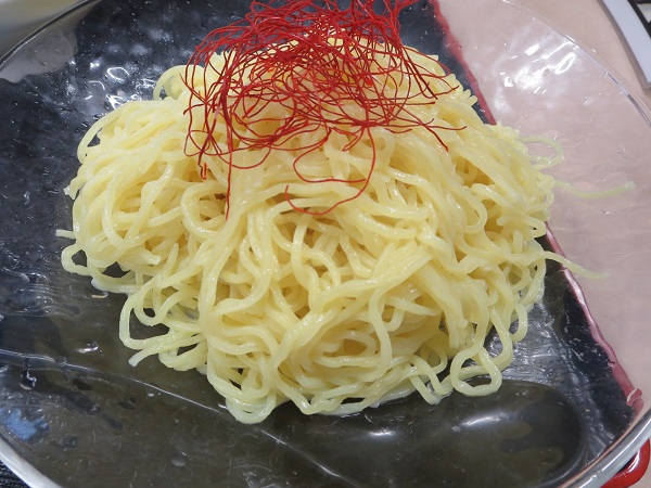 らいもんの冷しざる坦々麺の麺の近影画像。