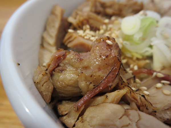 麺処あみやのチャーシュー丼のチャーシューの近影画像。