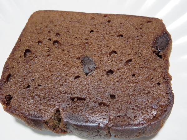 パティスリータクのケークショコラの別角度からの近影画像。