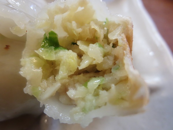 我流らあめん風神の自家製餃子の断面の近影画像。