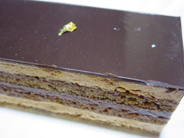 フランス菓子イヴリーヌのオペラの近影画像。