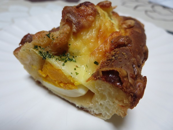 VIE DE FRANCEのチキン南蛮風パンのトースト後の近影画像。