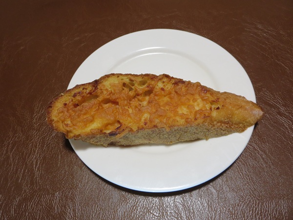 Warabeya Bakeryの明太チーズフランスの全体画像。