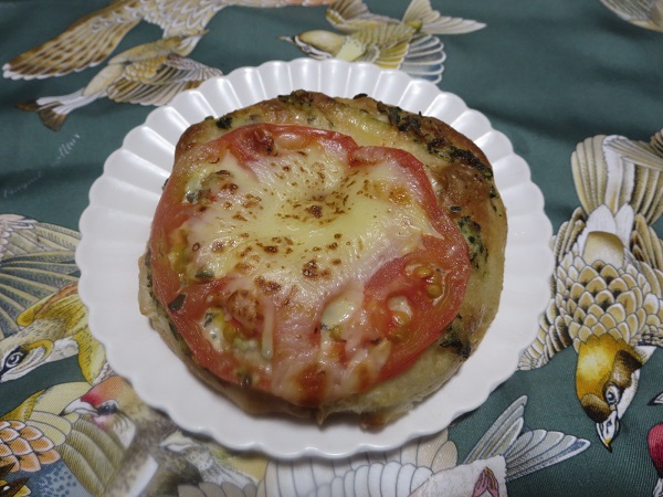 てるパン（フレッシュトマトとモッツァレラチーズ）