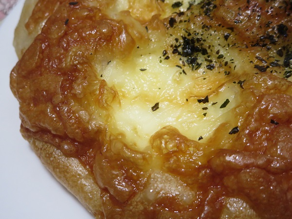 パン屋ジパングの塩パンチーズの別角度からの断面の近影画像。