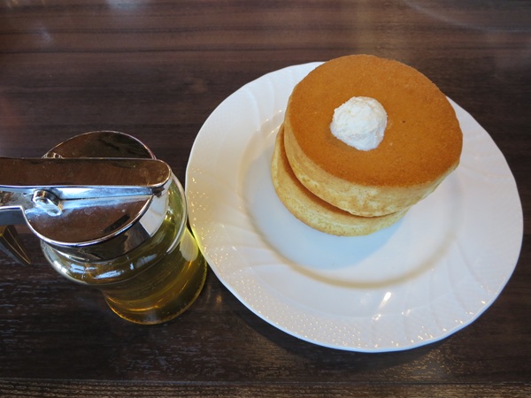 星野珈琲店の窯焼きスフレパンケーキの全体画像。