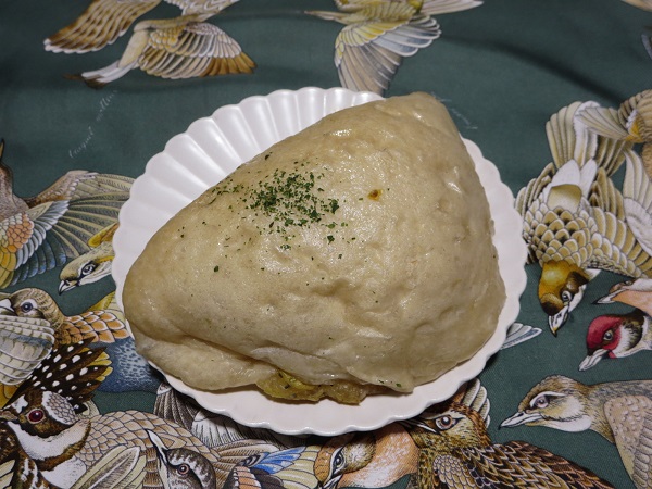 麻布十番モンタボーのとろけるカルツォーネの全体画像。