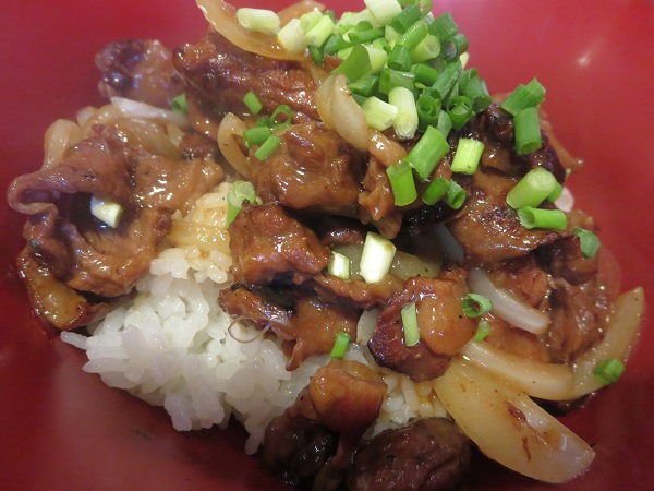 慶飯の黒ニンニクと和牛すじの煮込み丼の麺の近影画像。