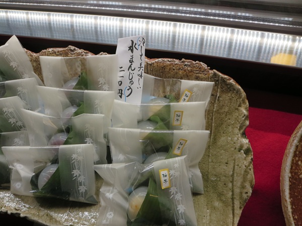 新松月の水まんじゅうが置かれている陳列棚。