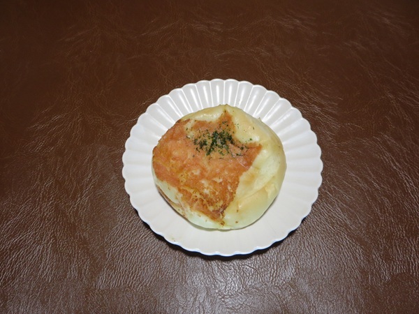 BAKERY&cafe辰巳俱楽部の明太カマンベールの全体画像。