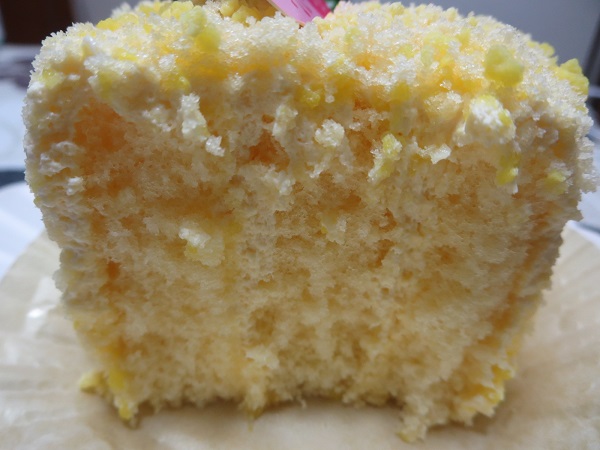 シェ・レカミエのレモンカスタードケーキの断面の近影写真。