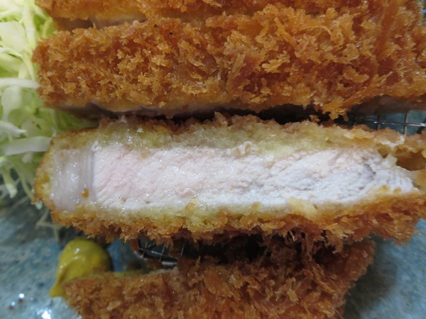 まこと家の特上ロースかつ定食の断面の近影画像。
