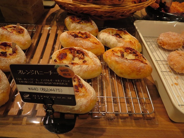 BAKERY＆cafe辰巳俱楽部のオレンジハニーチーズが置かれている陳列棚。