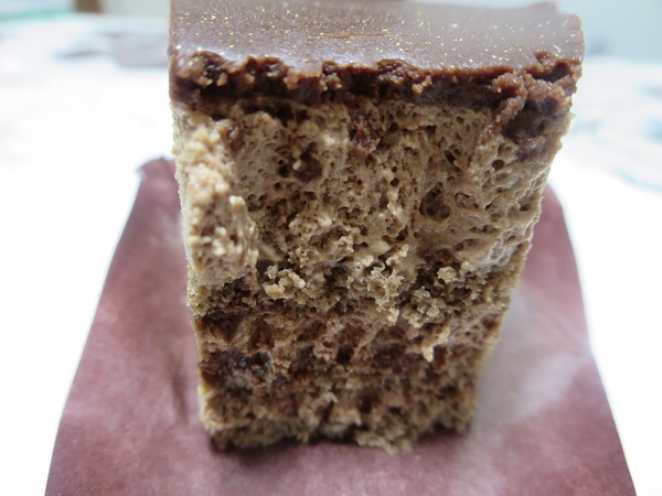 シャトレーゼの濃厚チョコショートケーキの断面の近影画像。