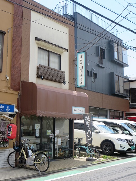 ぱんやPassoの看板と入口。