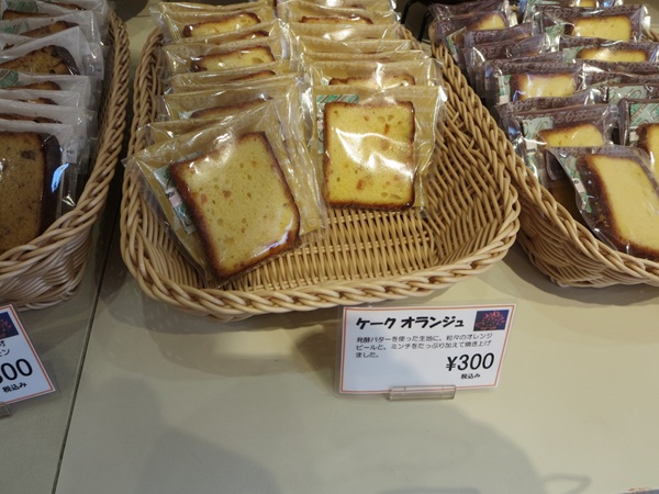 パティスリータクのケークオランジュが置かれている陳列棚。
