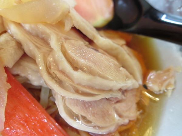 香源の冷やし中華の蒸し鶏の近影画像。