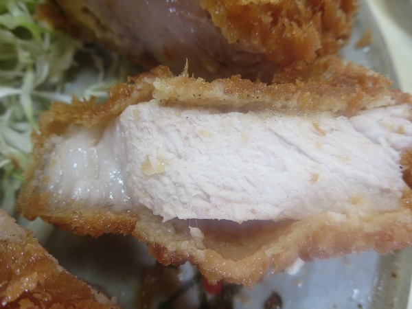 とんかつ おぎのロースかつ定食の別の断面の近影画像。