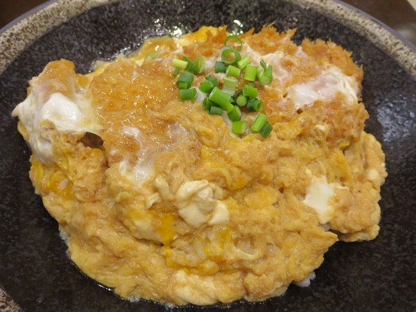 とんかつ菊万の国産プレミアムリブカツ定食のロースかつの近影画像。
