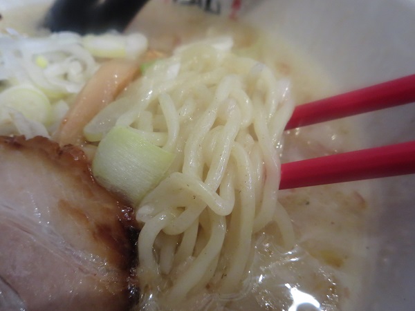 我流らあめん風神の塩とんこつの麺の近影画像。