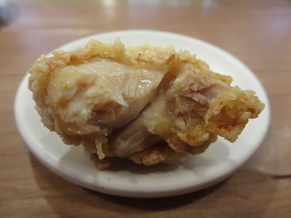 南房総やまと寿司の鶏唐揚げの断面の近影画像。