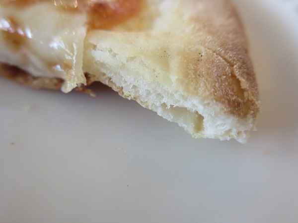 サイゼリヤの野菜ときのこのピザのピザの断面の近影写真。