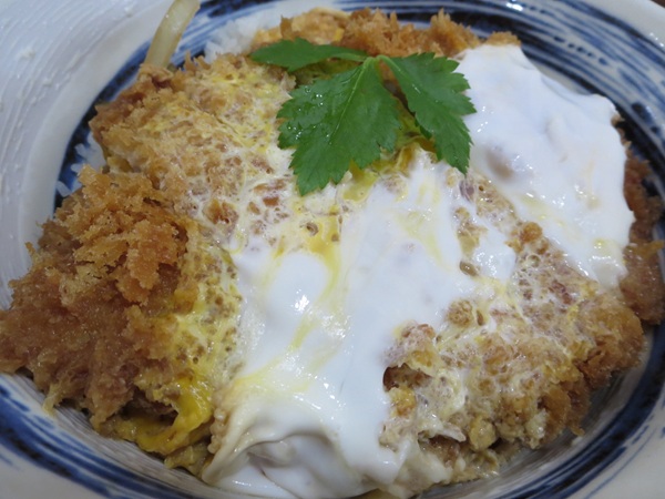 ラーメン龍屋のジャンボカツ丼の近影画像。