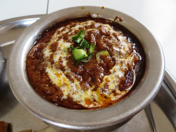 インドレストラン ディルクースのマトンカレー&チーズナンのカレーの近影画像。