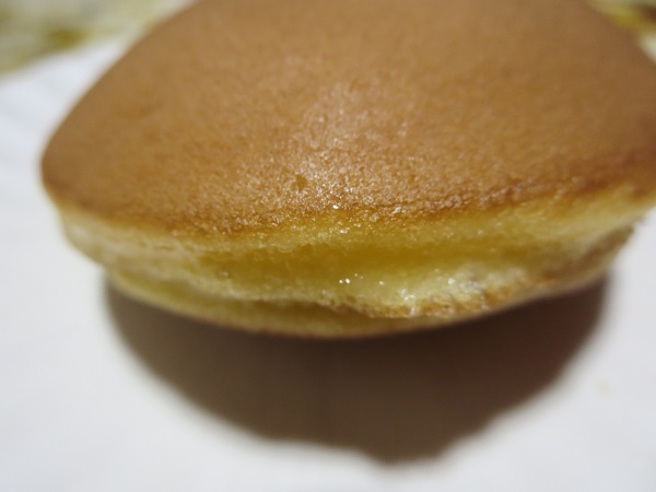 季彩菓庵しげつの行徳焼（ミルクあん）の別角度からの近影画像。
