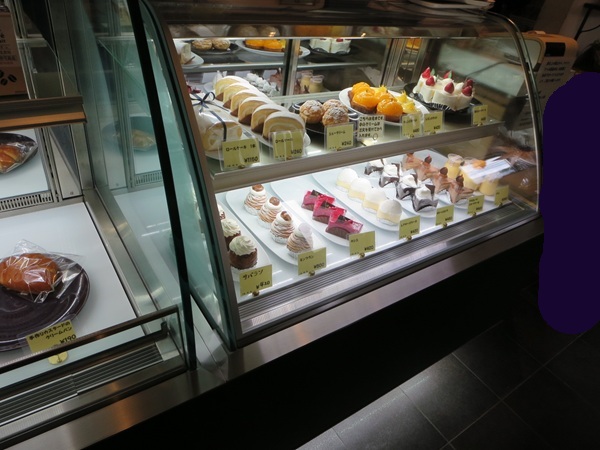 パンとお菓子の店 tocotocoの店内。