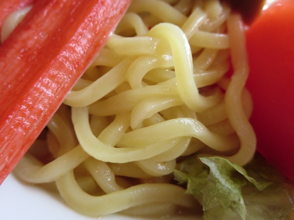 福満苑の冷やし中華（ゴマたれ）の麺の近影画像。