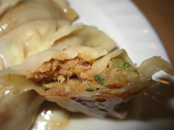 佳佳苑の自家製焼き餃子の断面の近影画像。