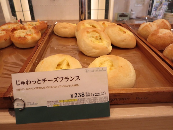 麻布十番モンタボーのじゅわっとチーズフランスが置かれている陳列棚。