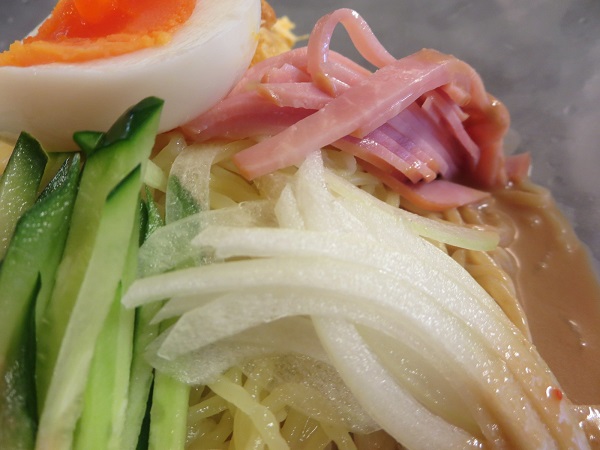 味噌らーめん比田井の冷やし中華の別角度からの近影画像。