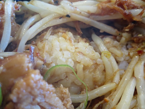 らーめん味来のチャーシュー丼のタレの染みたご飯の近影画像。