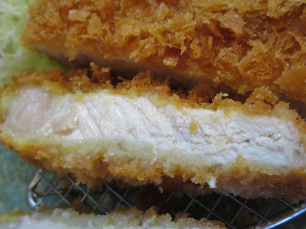 まこと家の特上ロースかつ定食の断面の近影画像。