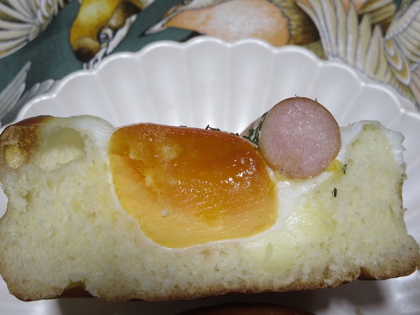 麻布十番モンタボーのケランパン・フランクの断面の近影画像。