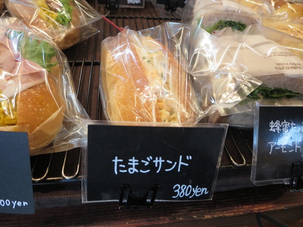 Tiny Bakery トイットのたまごサンドが置かれている陳列棚。