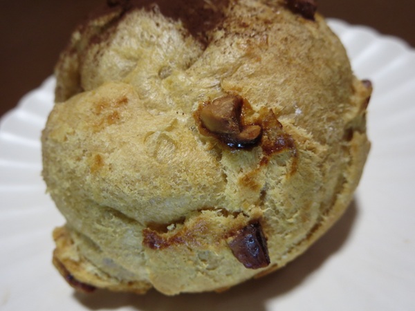 ビアードパパの生チョコシューの別角度からの近影画像。