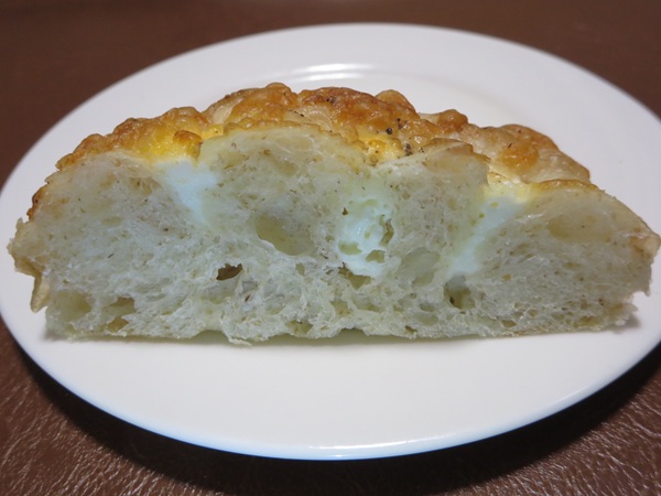 Warabeya Bakeryのチーズ塩パンの断面の近影画像。