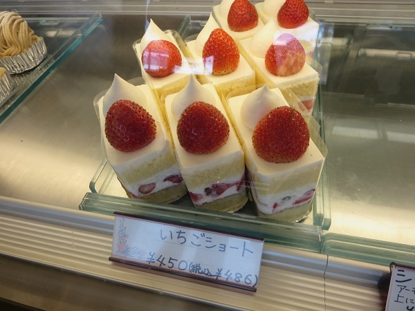 ル・スリールのいちごショートが陳列されているショーケース。