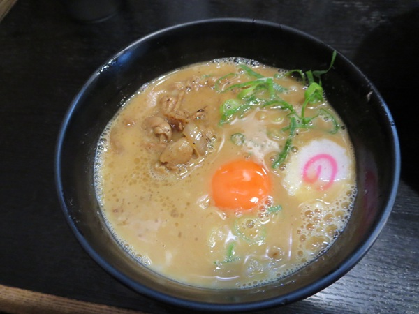 おとど食堂の肉玉つけ麺のつけ汁の近影画像。