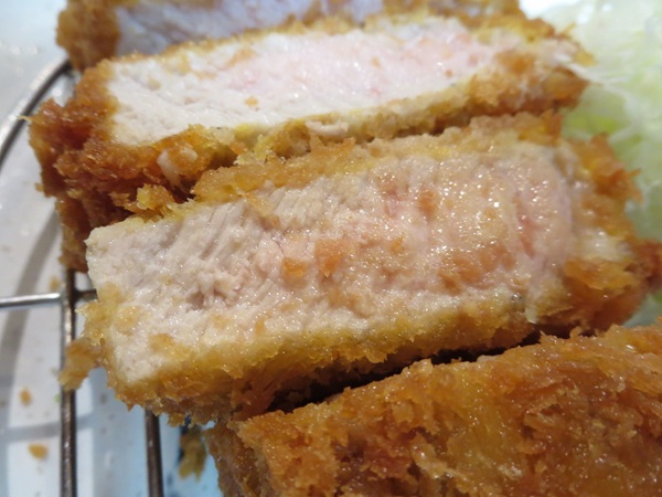 かつ波奈のロースチーズかつ定食のロースかつの断面の近影画像。