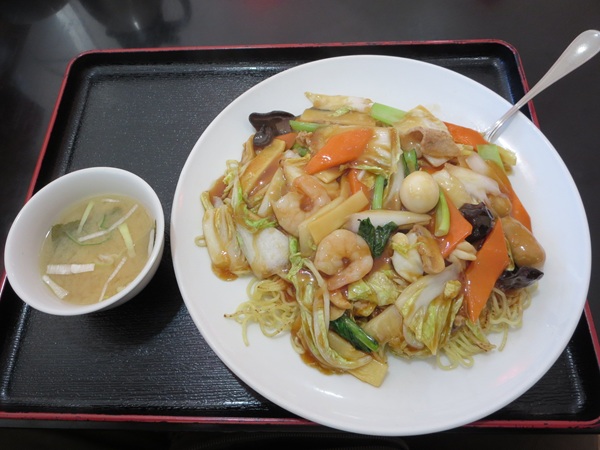 聚福順の五目焼きそばの全体画像。
