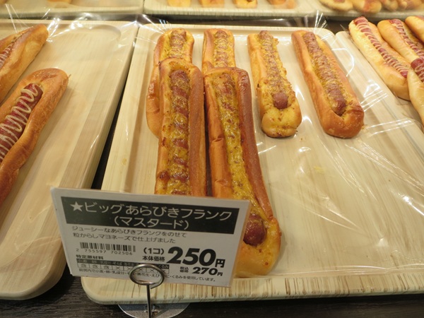 カンテボーレのビッグあらびきフランクが置かれている陳列棚。