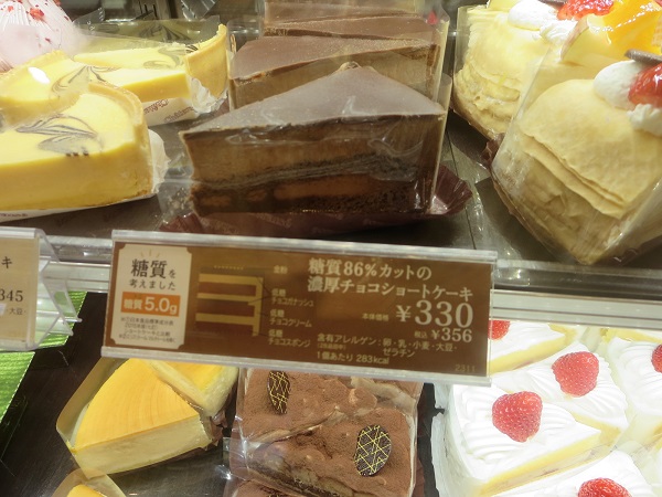シャトレーゼの濃厚チョコショートケーキが陳列されているショーケース。
