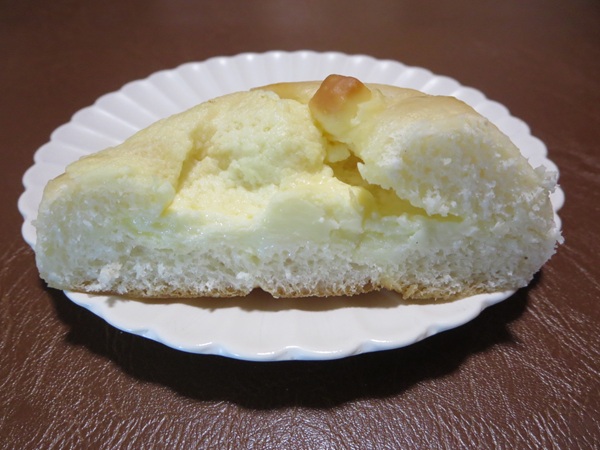 麻布十番モンタボーのじゅわっとチーズフランスの断面の近影画像。