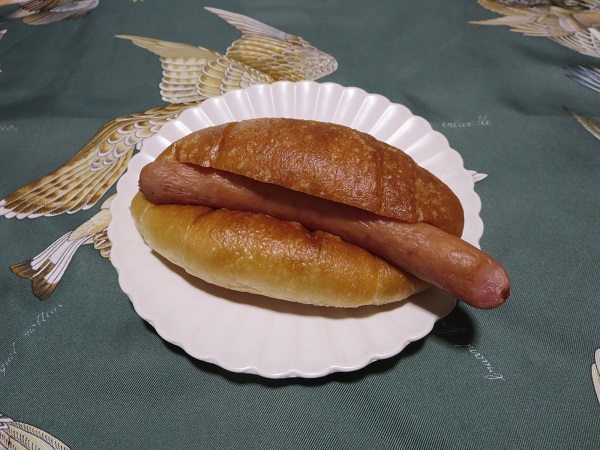 クロワッサンフレールの塩バター粗挽きフランクの全体画像。