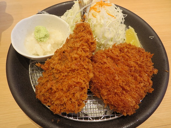 とんかつ神楽坂さくら（あじフライとロースかつ定食）